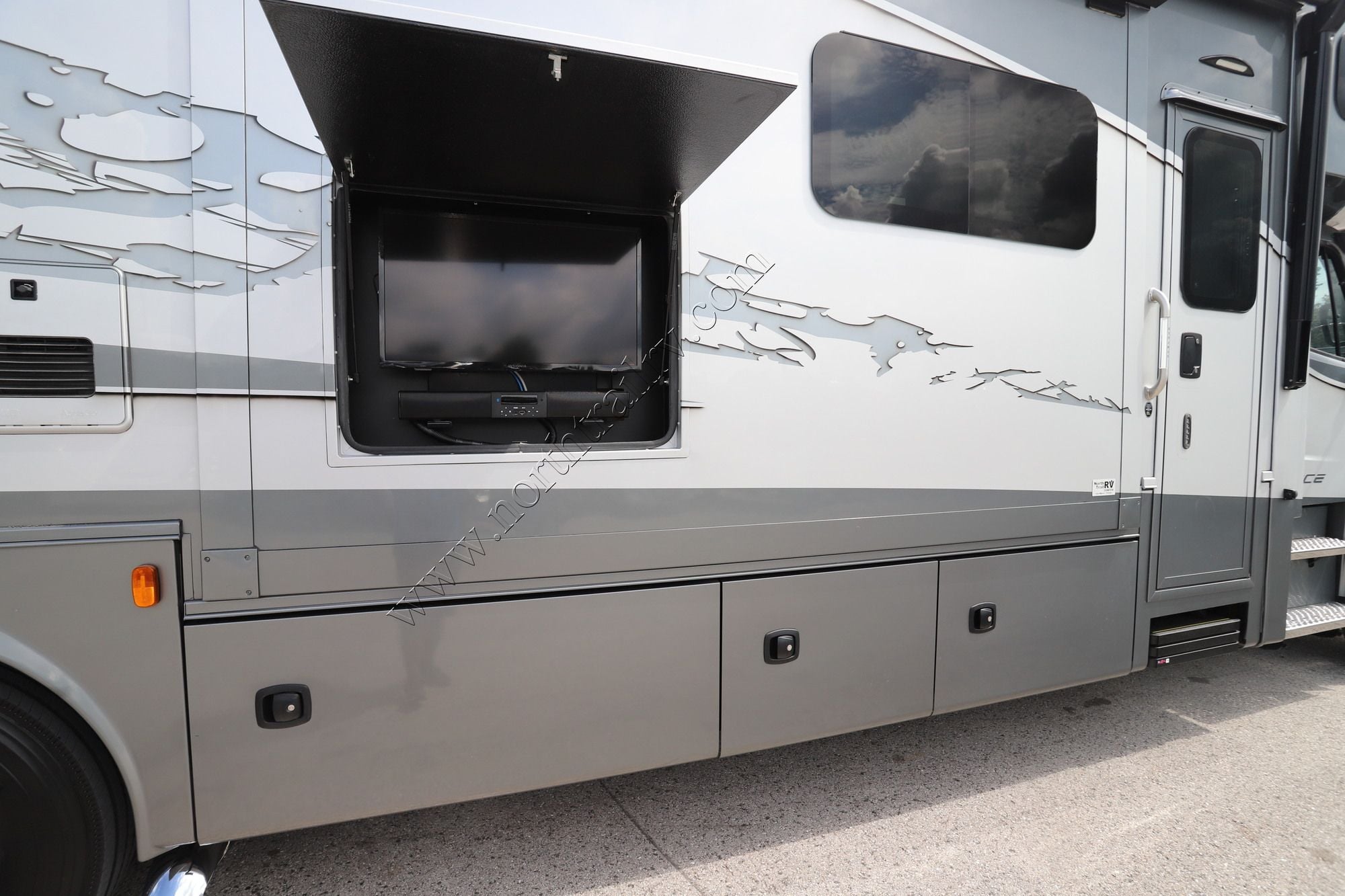 Used 2022 Dynamax Force 37TSHD Super C  For Sale