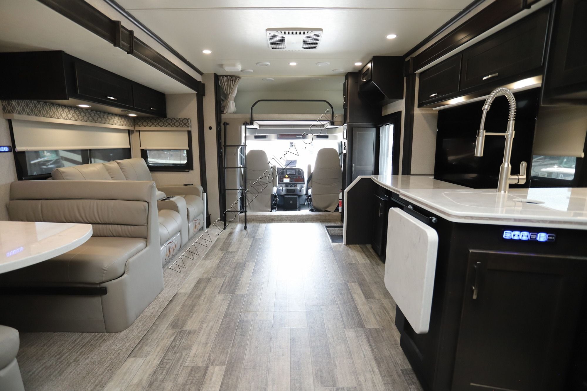 Used 2022 Dynamax Force 37TSHD Super C  For Sale