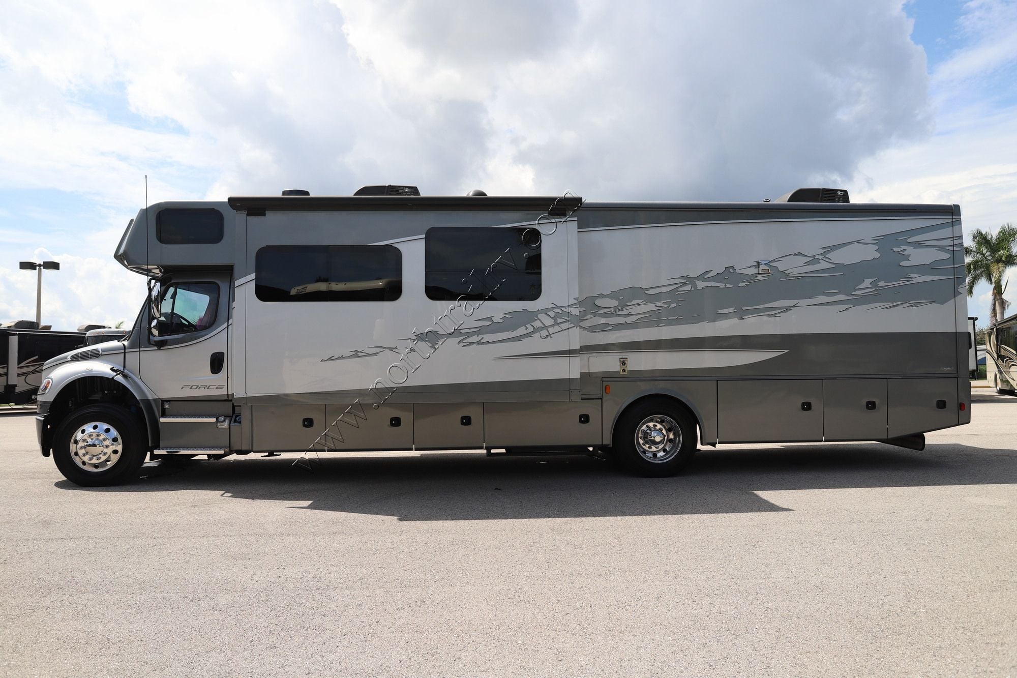 Used 2022 Dynamax Force 37TSHD Super C  For Sale