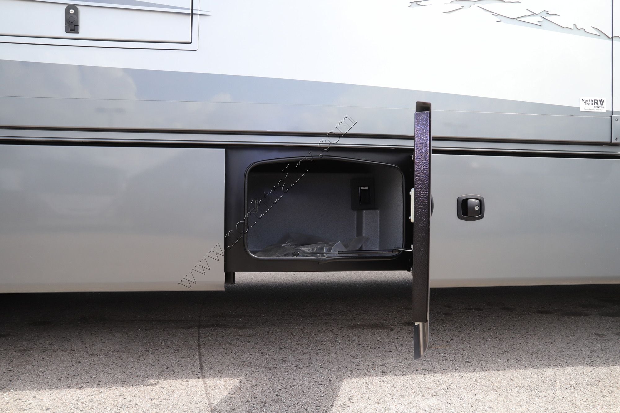 Used 2022 Dynamax Force 37TSHD Super C  For Sale