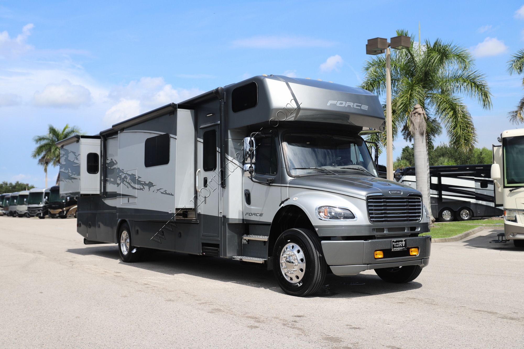 Used 2022 Dynamax Force 37TSHD Super C  For Sale