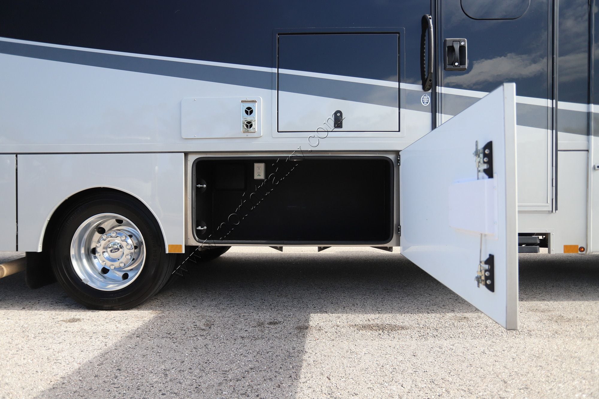 Used 2024 Renegade Rv Veracruz 30VRM Super C  For Sale