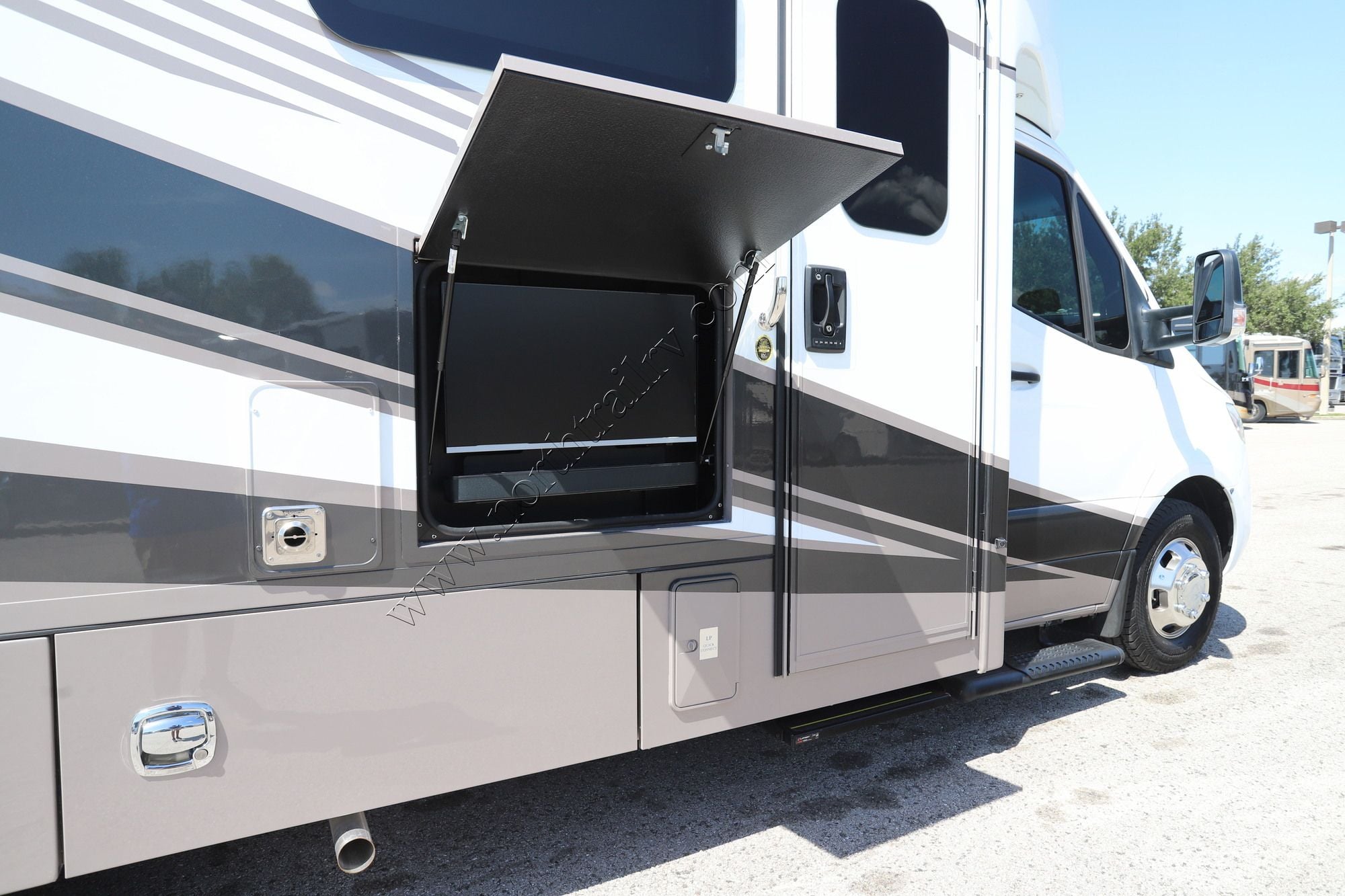 Used 2027 Renegade Rv Vienna 25FWS Class C  For Sale