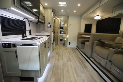 2027 Dynamax Isata 6 30FW4X4