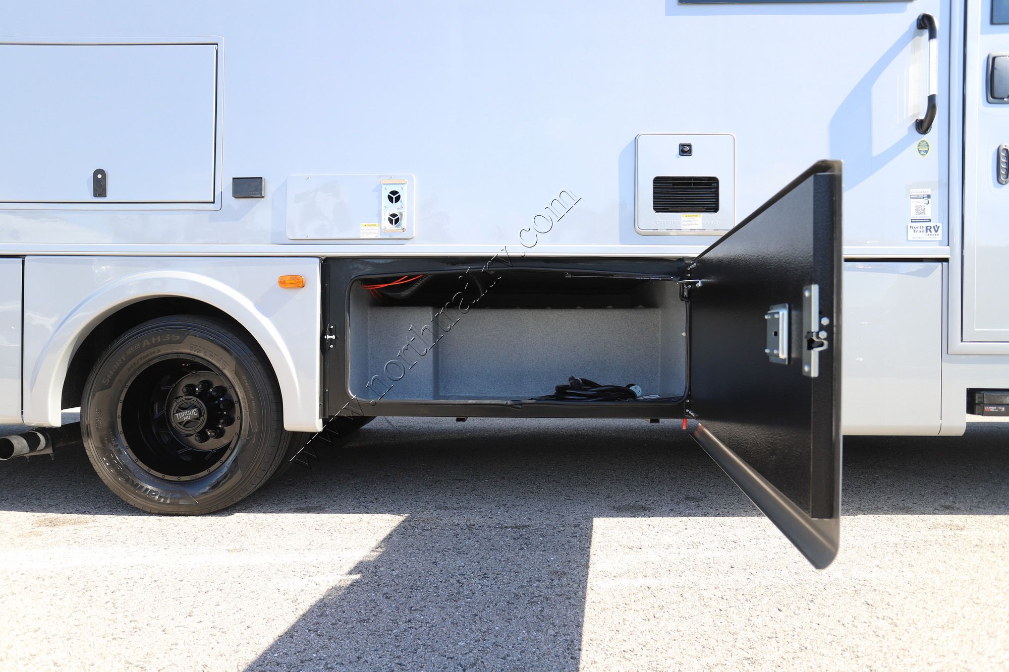 New 2027 Dynamax Isata 6 30FW4X4 Super C  For Sale