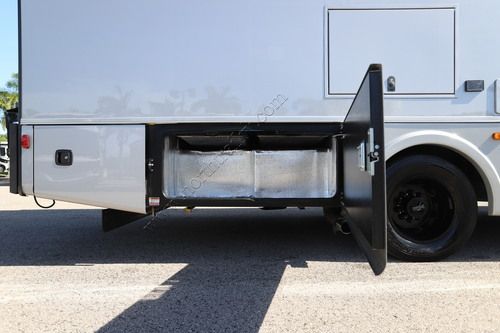 2027 Dynamax Isata 6 30FW4X4