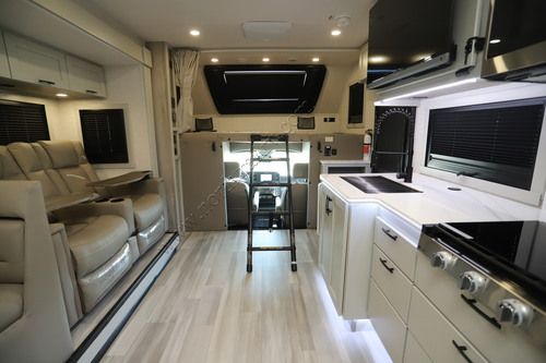 2027 Dynamax Isata 6 30FW4X4
