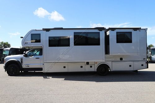 2027 Dynamax Isata 6 30FW4X4