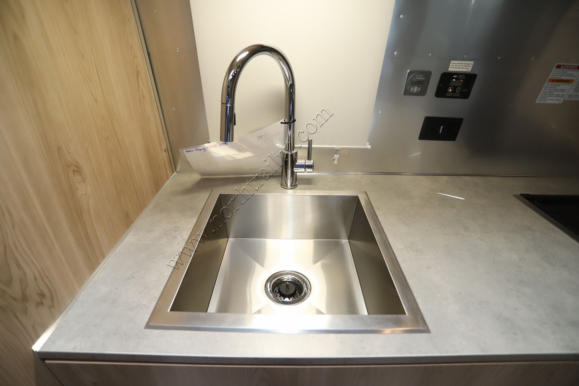 New 2027 Airstream Flying Cloud 23FB Travel Trailer  For Sale