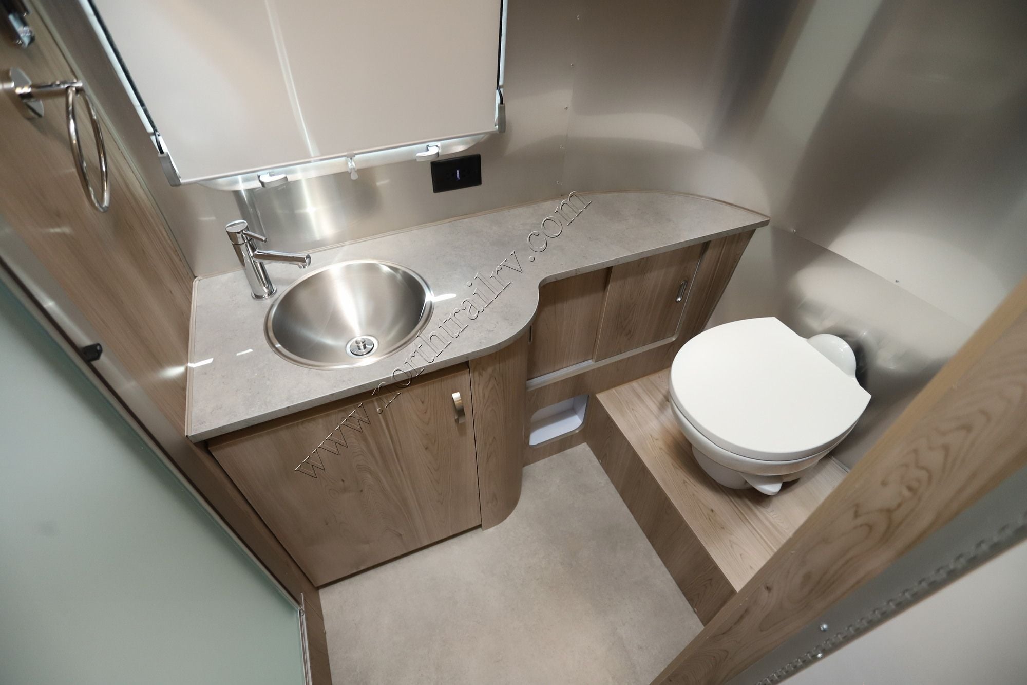 New 2027 Airstream Flying Cloud 23FB Travel Trailer  For Sale