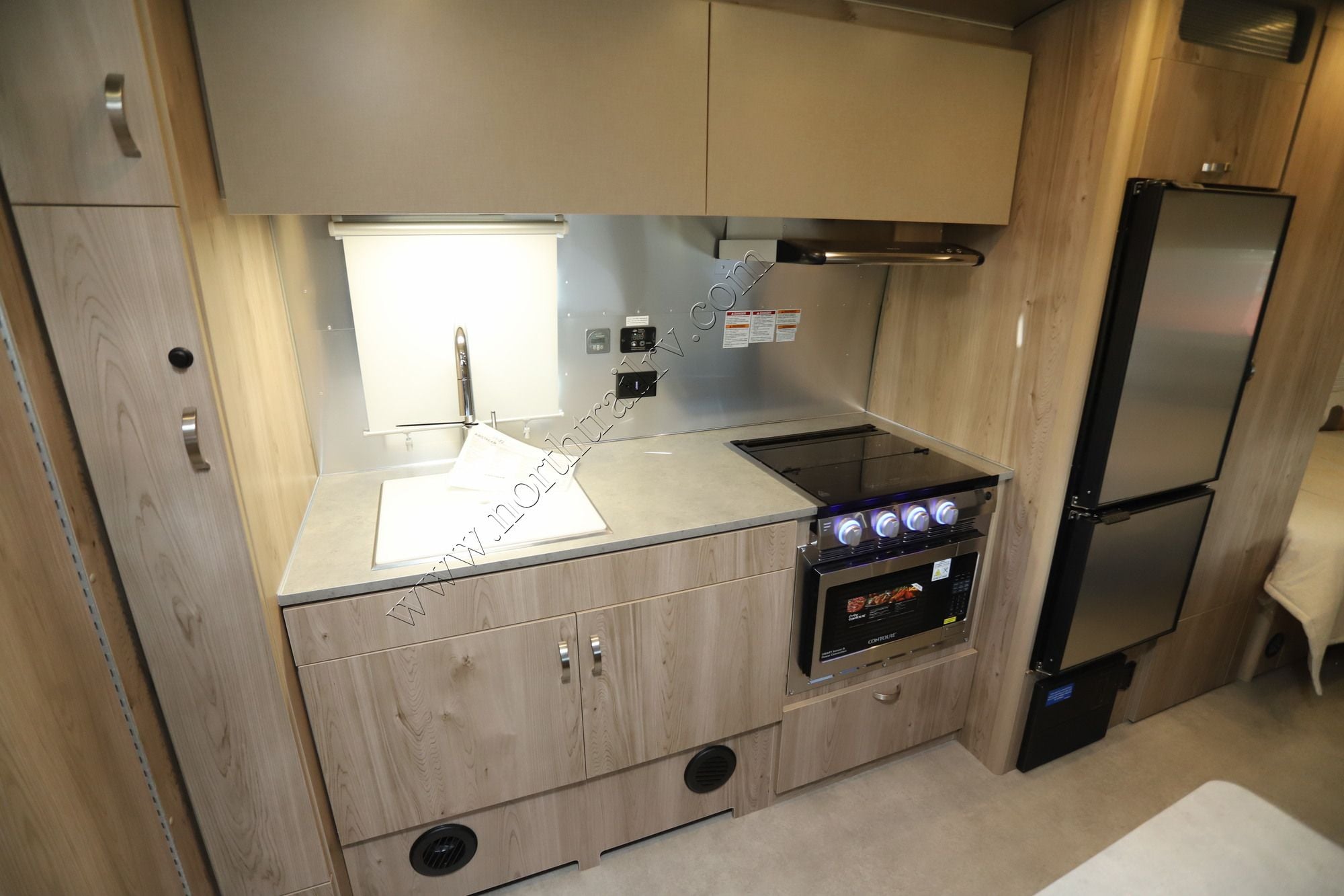 New 2027 Airstream Flying Cloud 23FB Travel Trailer  For Sale