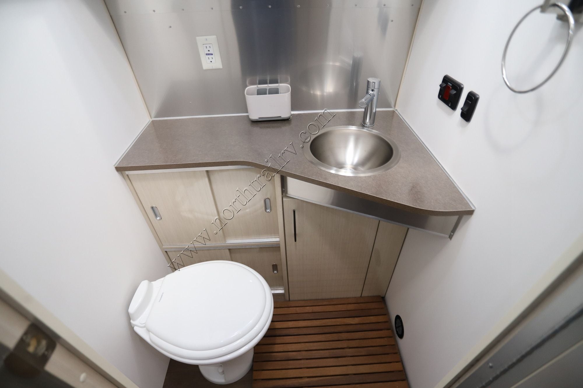 New 2018 Airstream International 25FBQ Travel Trailer  For Sale