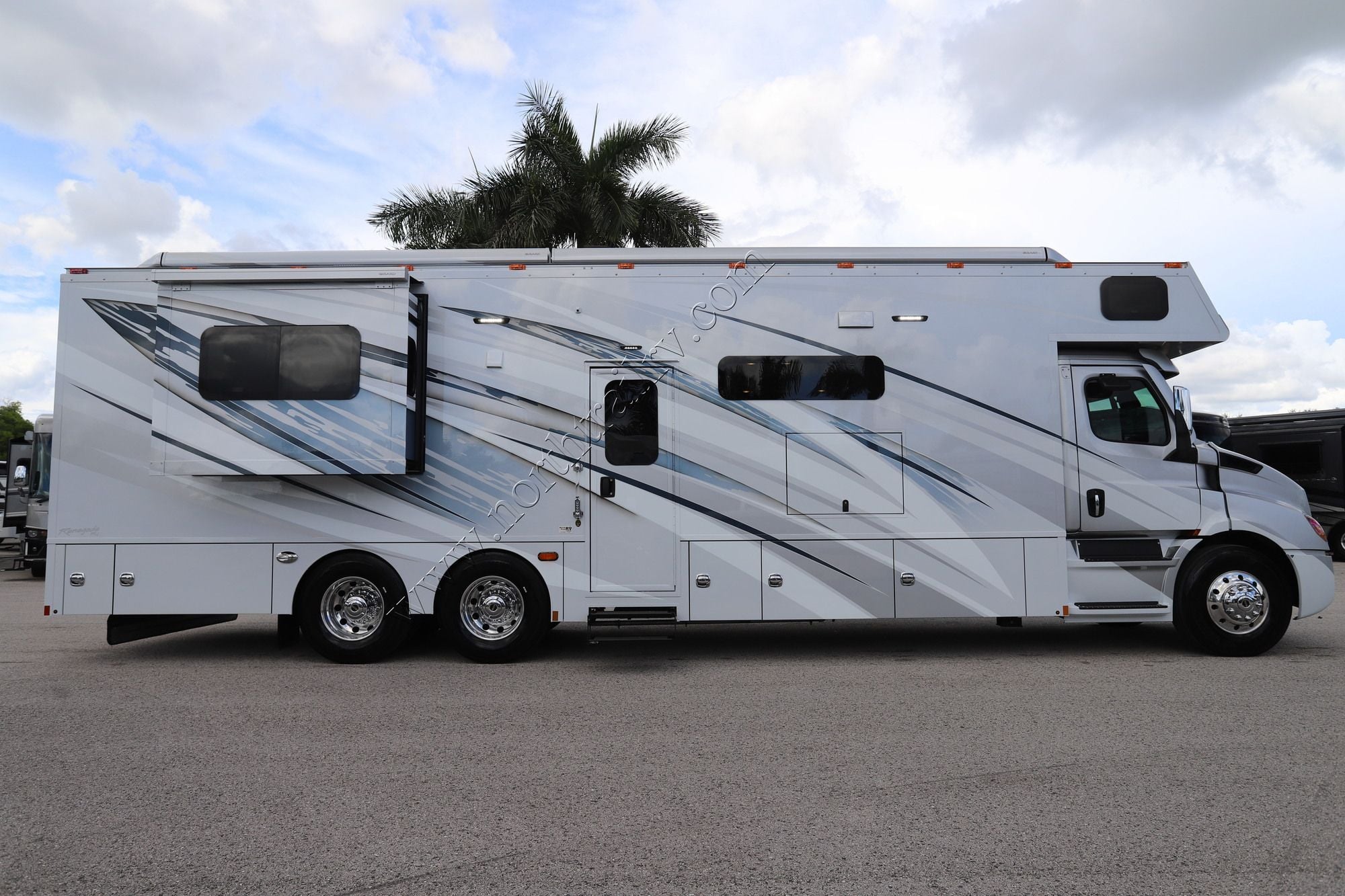 New 2027 Renegade Rv Classic 41CRB Super C  For Sale