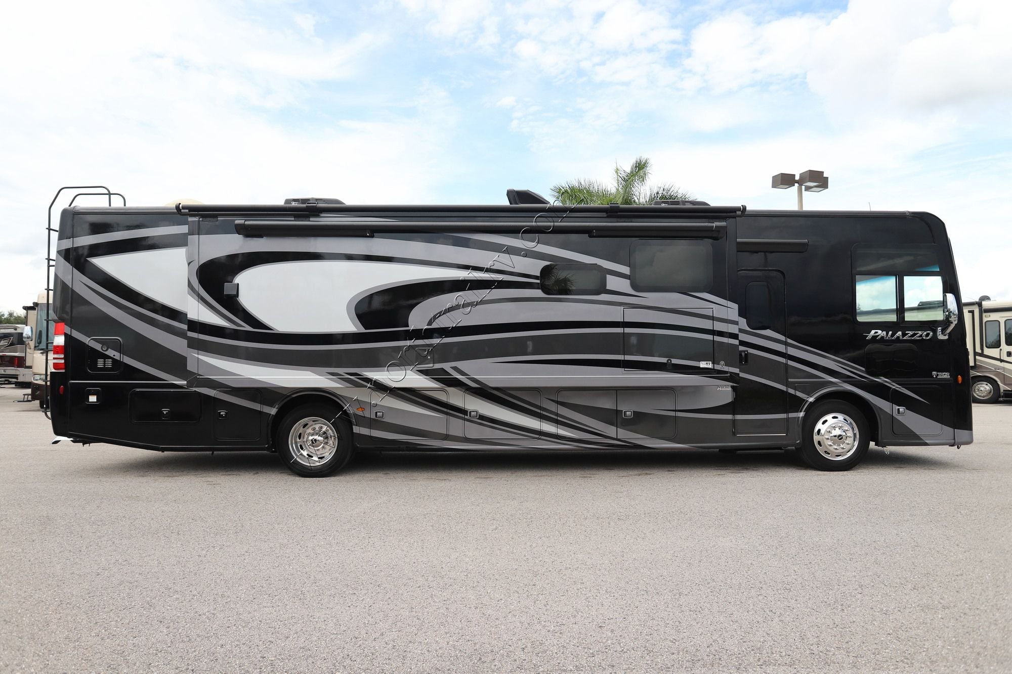 Used 2022 Thor Palazzo 37.5 Class A  For Sale