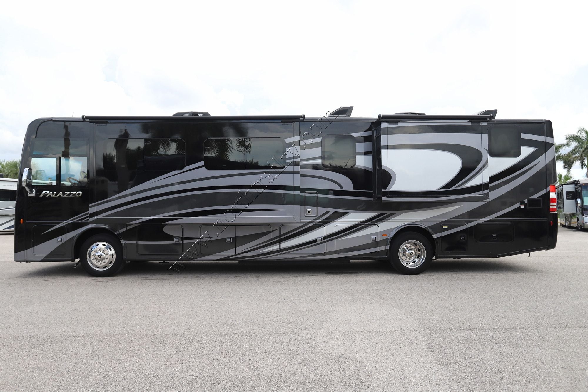 Used 2022 Thor Palazzo 37.5 Class A  For Sale