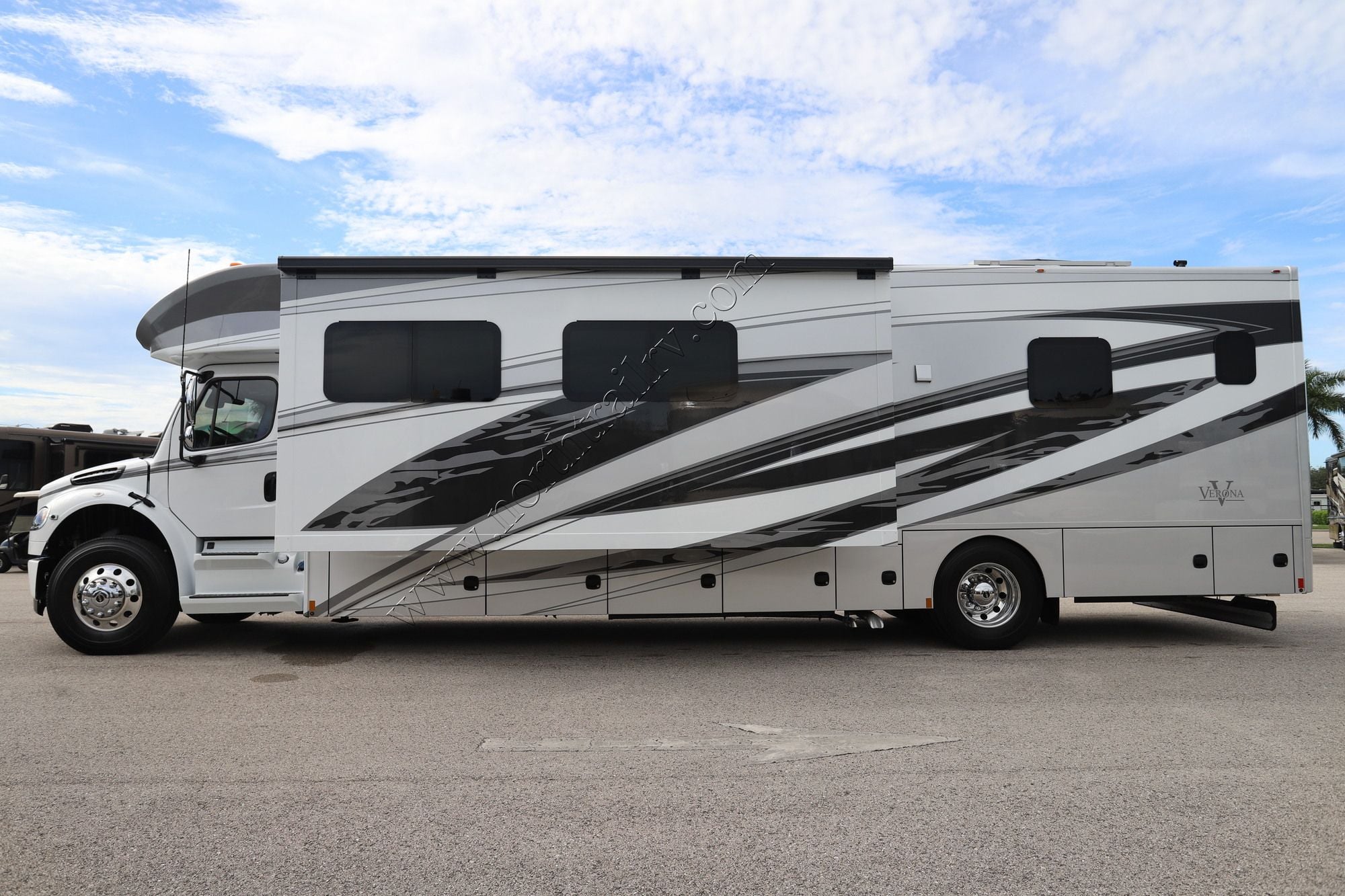 New 2027 Renegade Rv Verona 40VTR Super C  For Sale