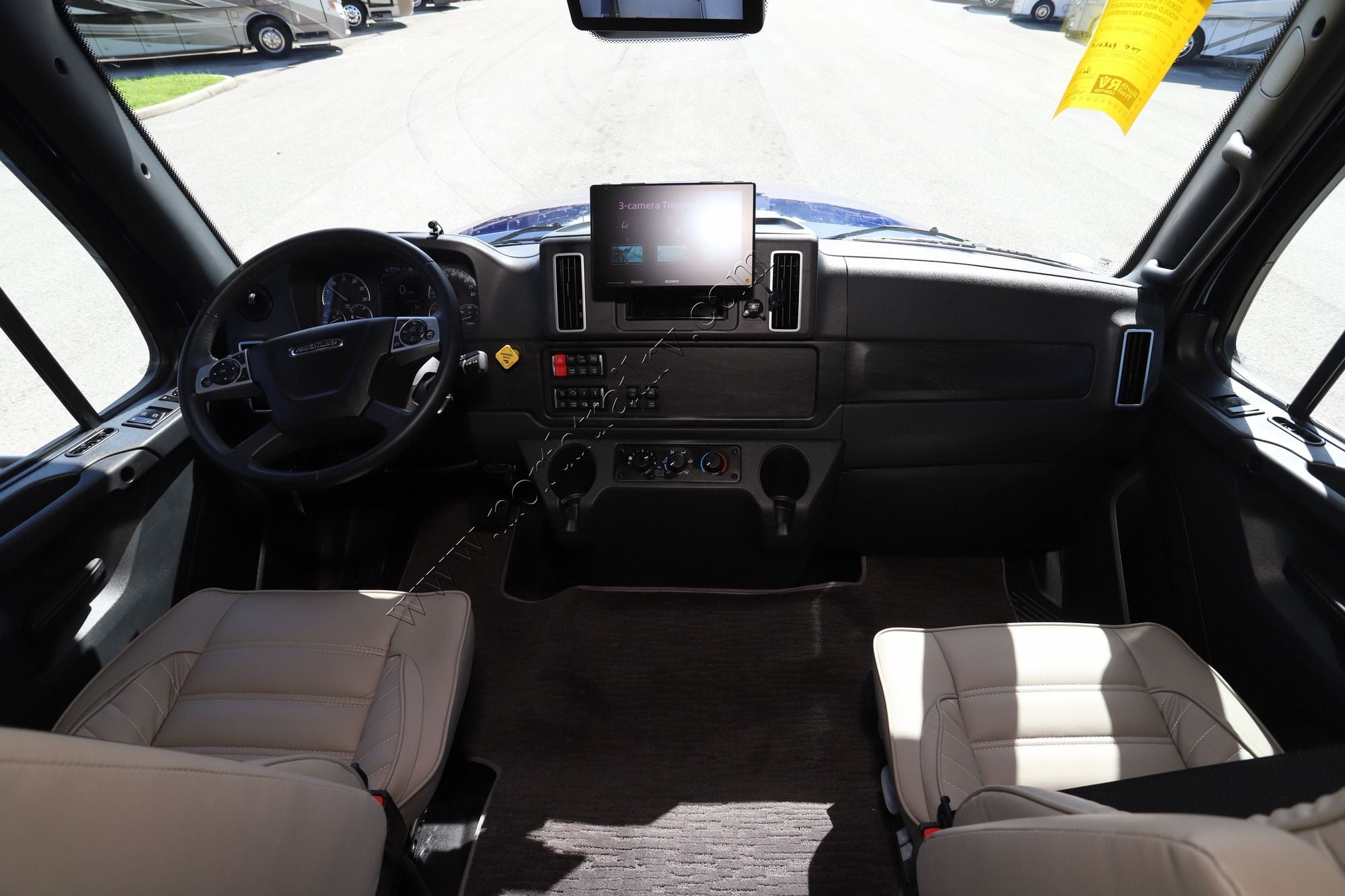 New 2027 Dynamax Dynaquest Xl 3700RB Super C  For Sale