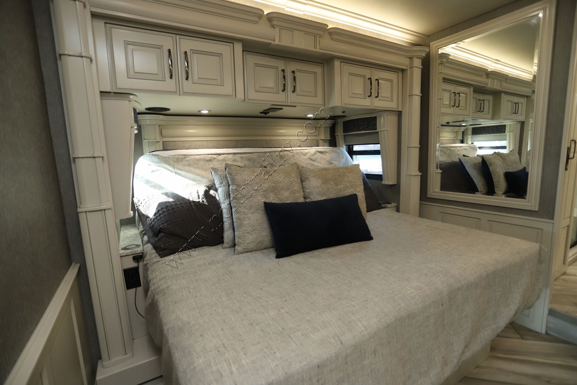 Used 2024 American Coach Dream 42V Class A  For Sale