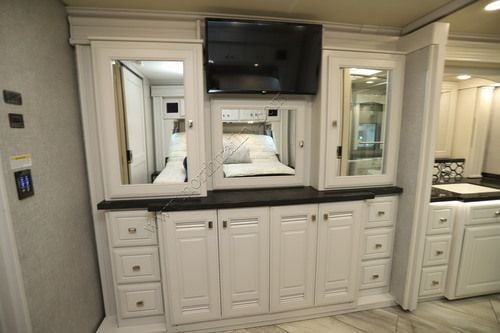 2022 Fleetwood Discovery Lxe 44B