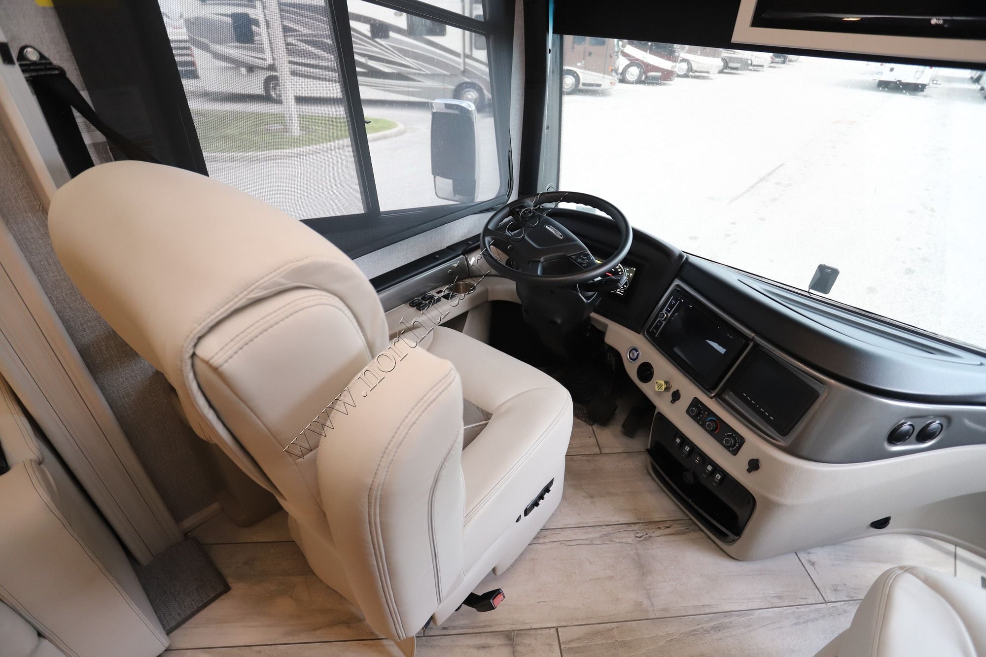 Used 2022 Fleetwood Discovery Lxe 44B Class A  For Sale