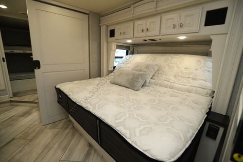 2022 Fleetwood Discovery Lxe 44B
