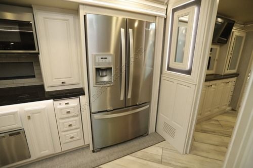 2022 Fleetwood Discovery Lxe 44B