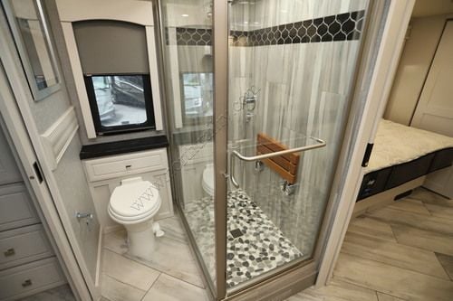 2022 Fleetwood Discovery Lxe 44B