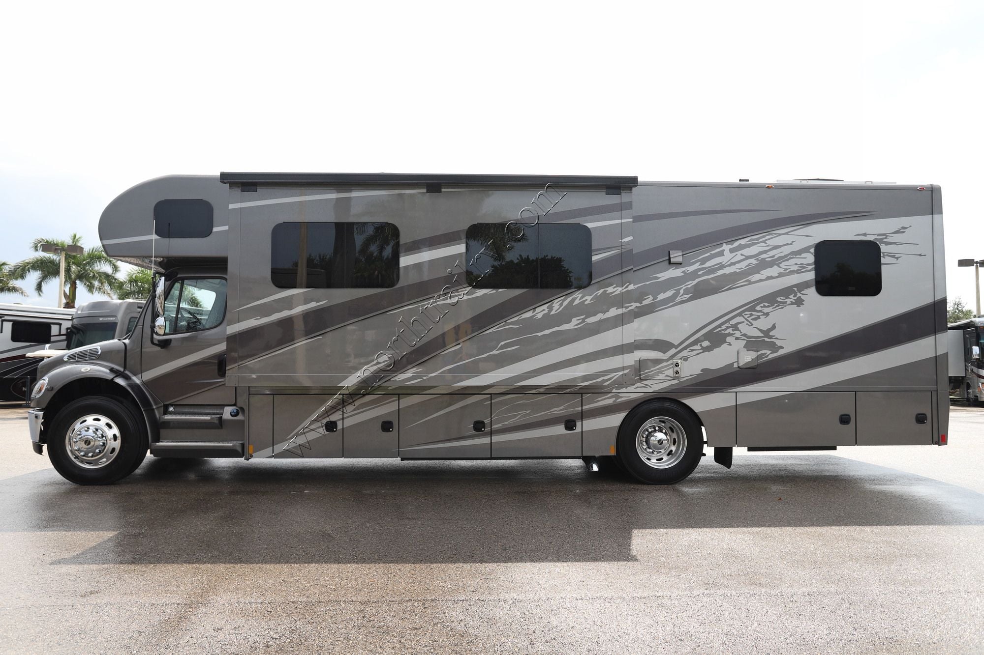 Used 2022 Renegade Rv Valencia 35MB Super C  For Sale