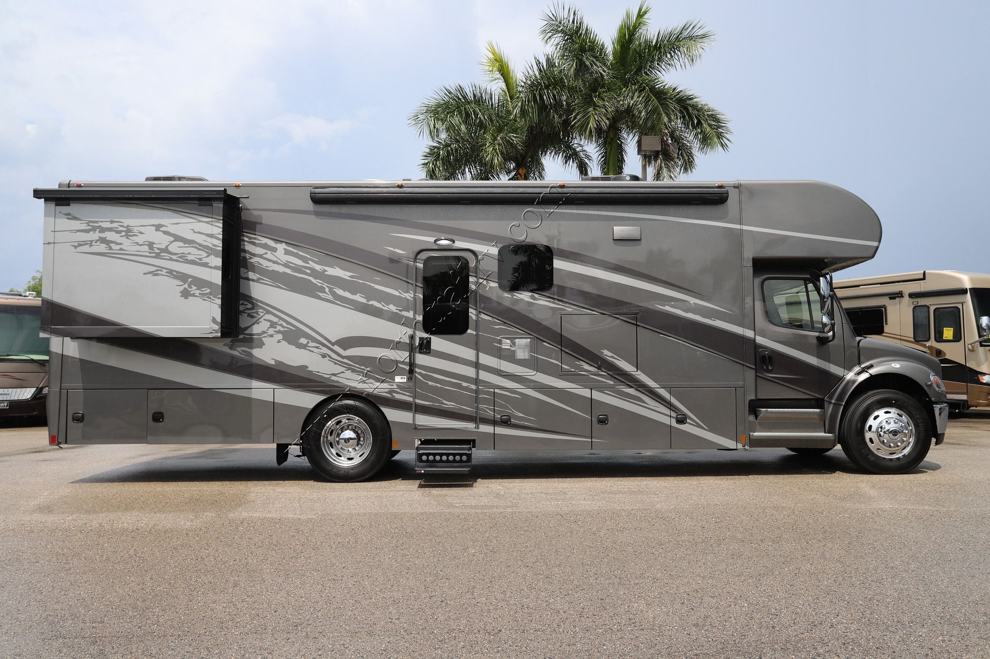 Used 2022 Renegade Rv Valencia 35MB Super C  For Sale