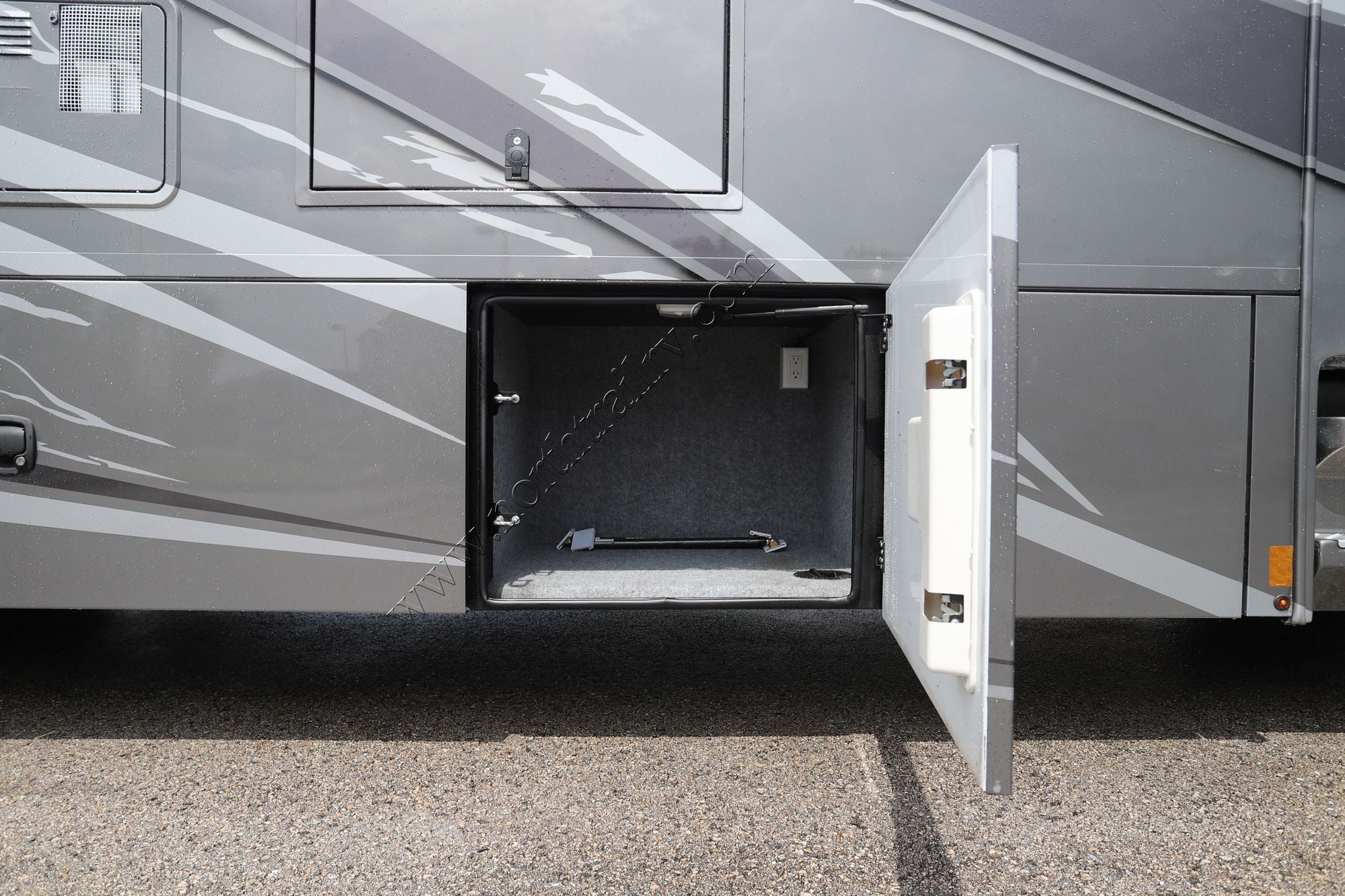 Used 2022 Renegade Rv Valencia 35MB Super C  For Sale