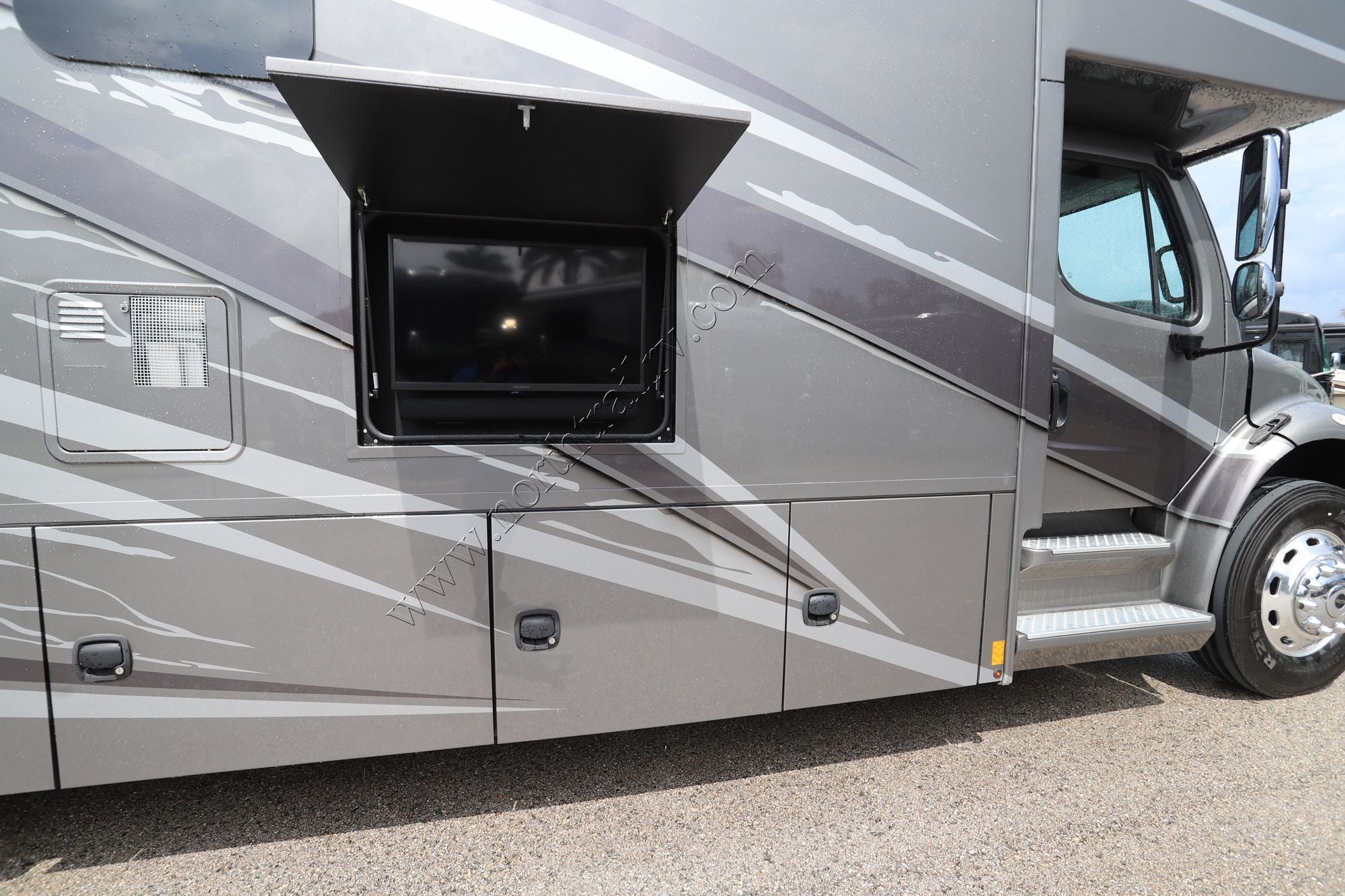 Used 2022 Renegade Rv Valencia 35MB Super C  For Sale