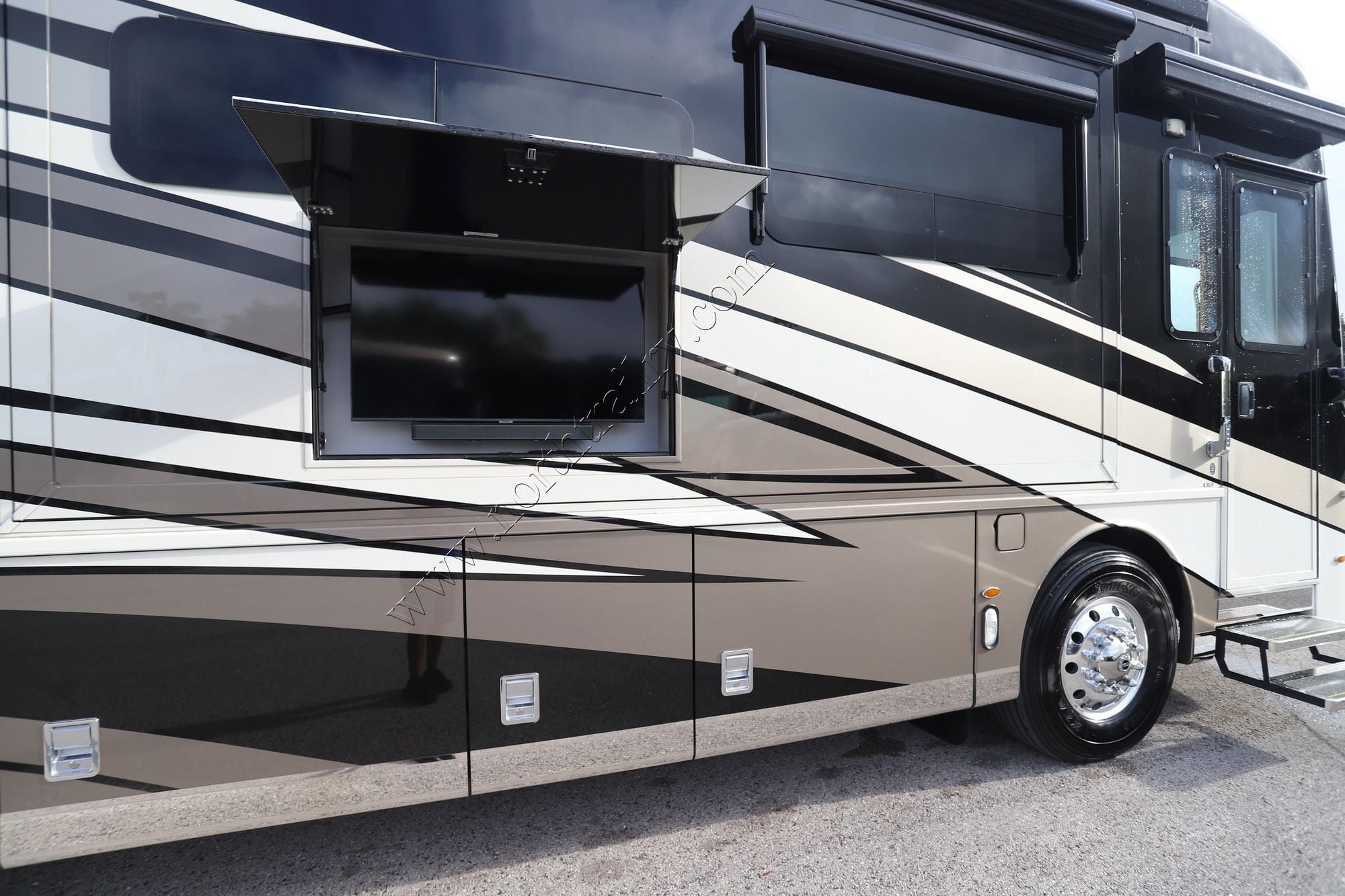 Used 2023 Newmar Dutch Star 4369 Class A  For Sale