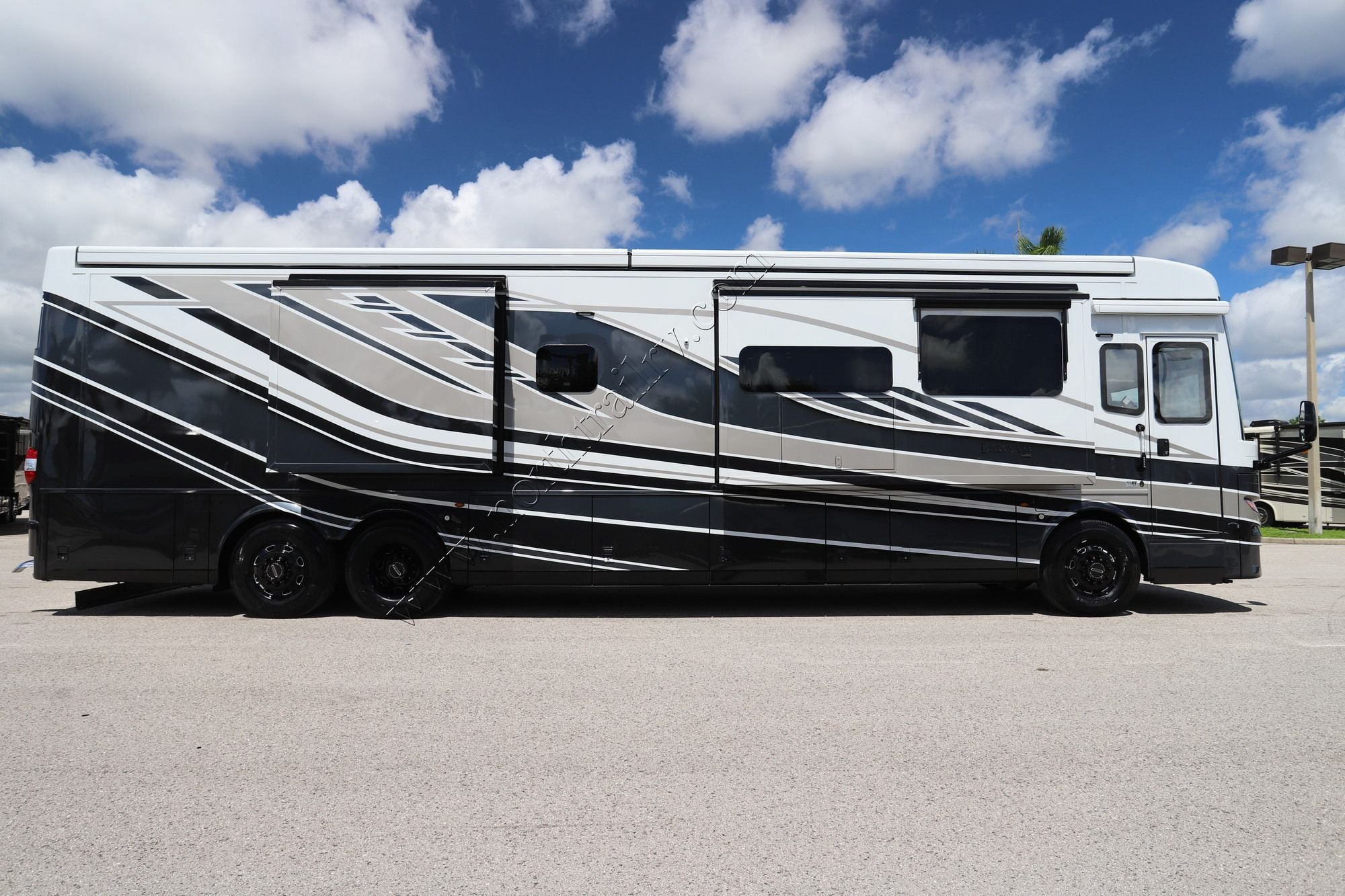 New 2027 Newmar London Aire 4595 Class A  For Sale
