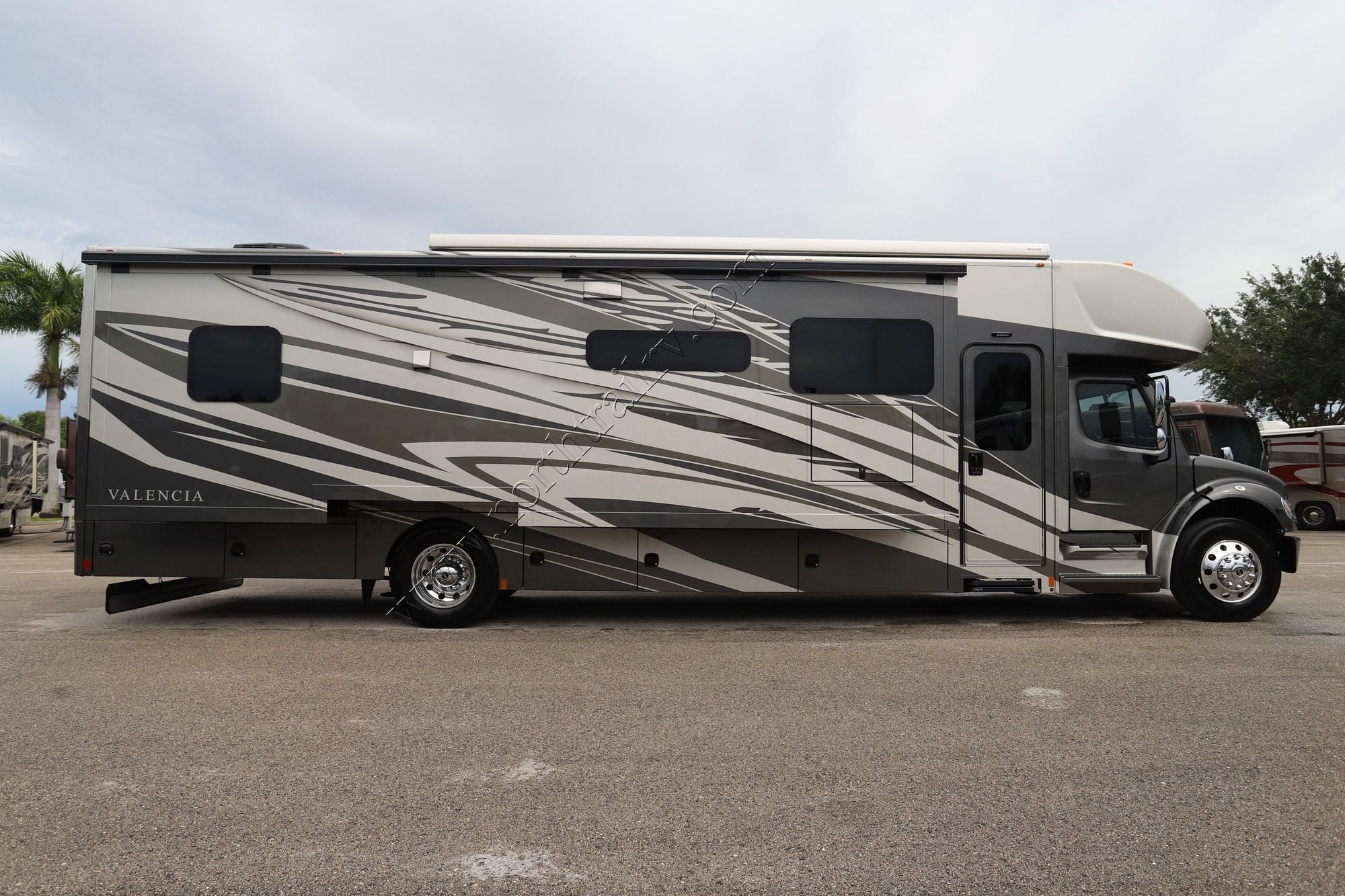 New 2027 Renegade Rv Valencia 39FW Super C  For Sale