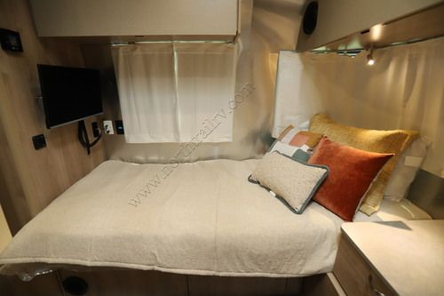2027 Airstream Flying Cloud 25FB