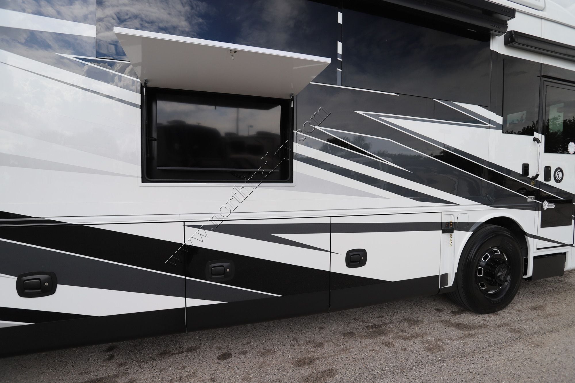 New 2027 Tiffin Motor Homes Zephyr 45PZ Class A  For Sale