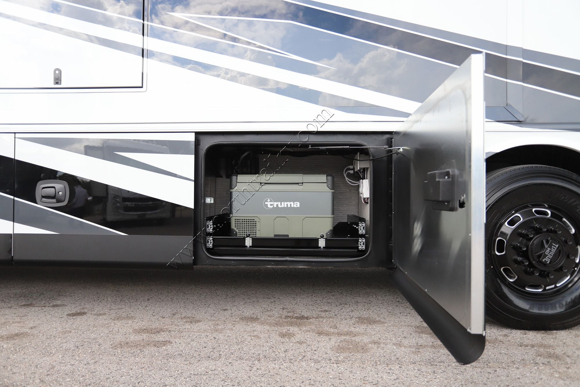 New 2027 Tiffin Motor Homes Zephyr 45PZ Class A  For Sale