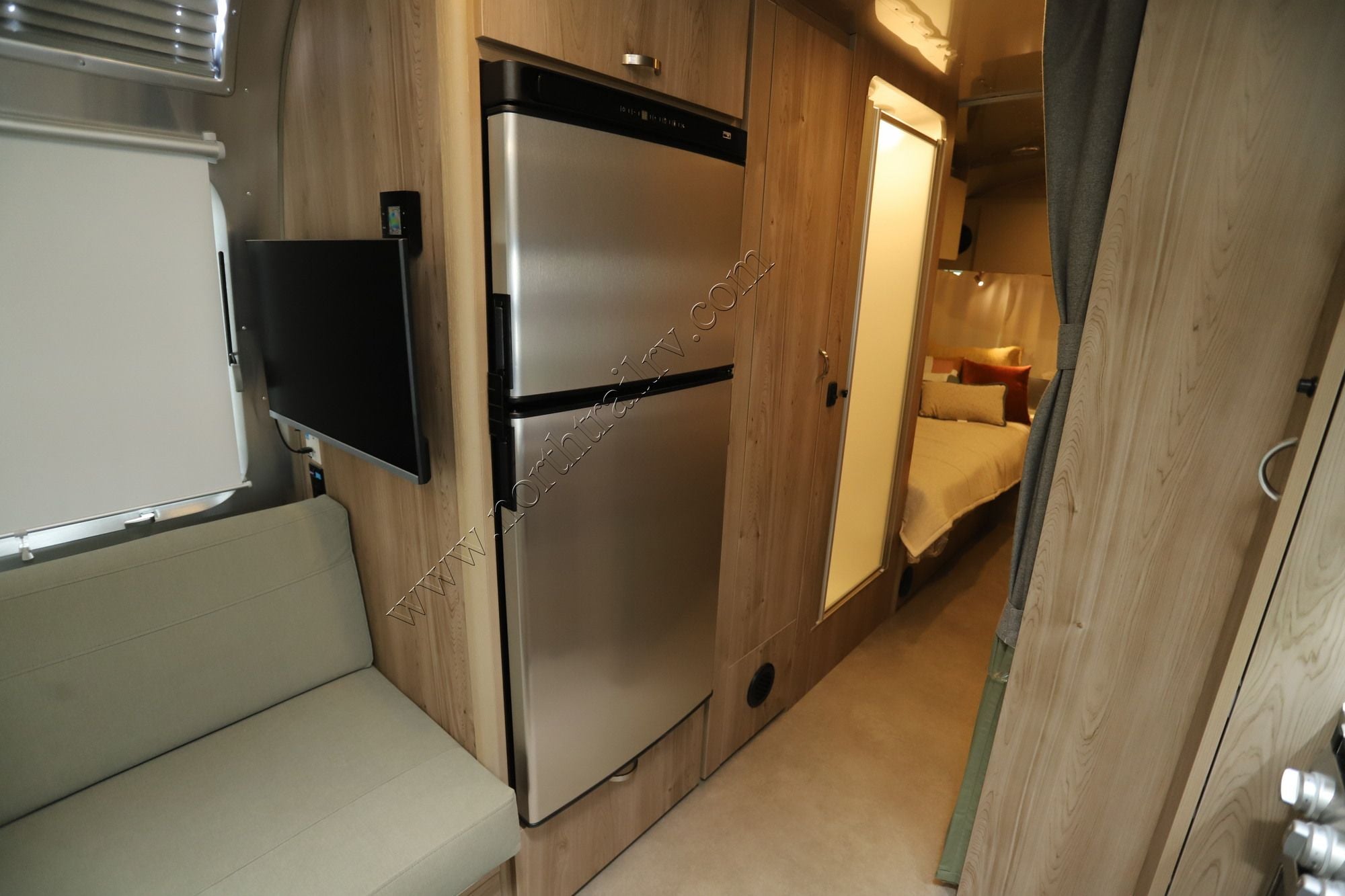 New 2027 Airstream Flying Cloud 25FB Travel Trailer  For Sale