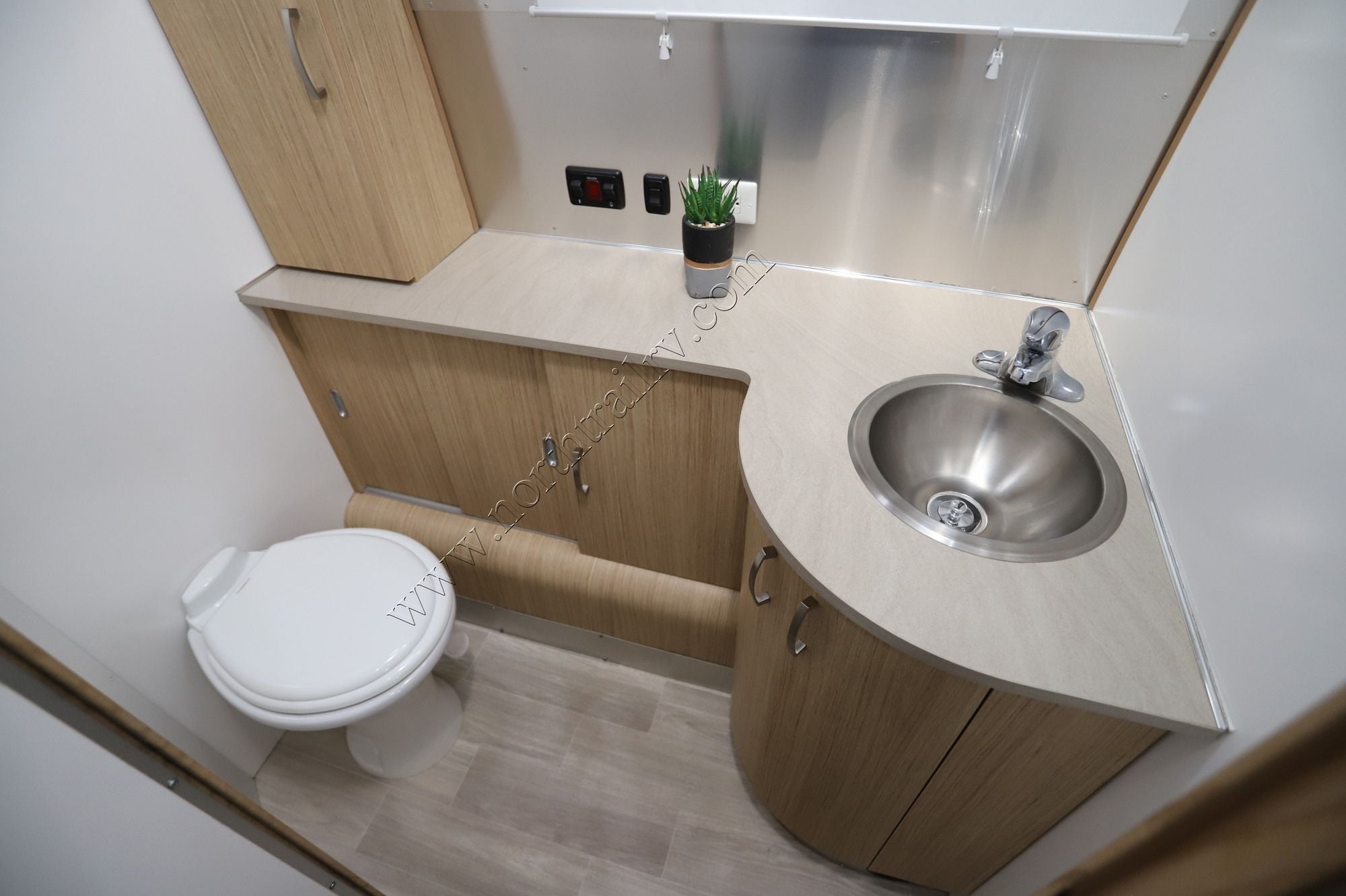 Used 2019 Airstream Flying Cloud 25RBT Travel Trailer  For Sale