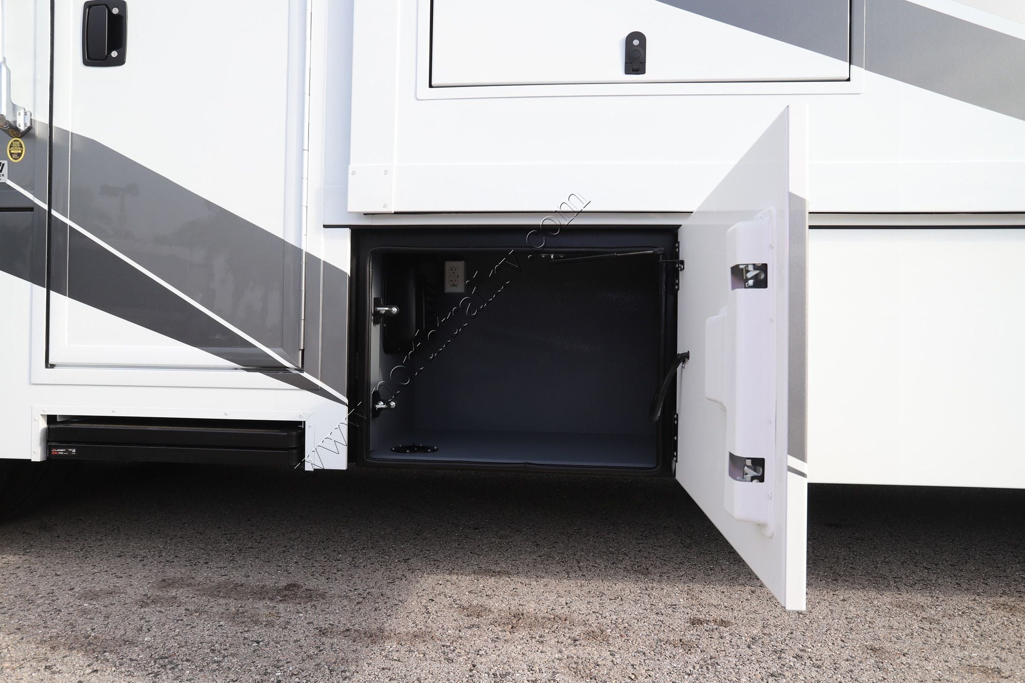 New 2027 Renegade Rv Classic 43CMD Super C  For Sale