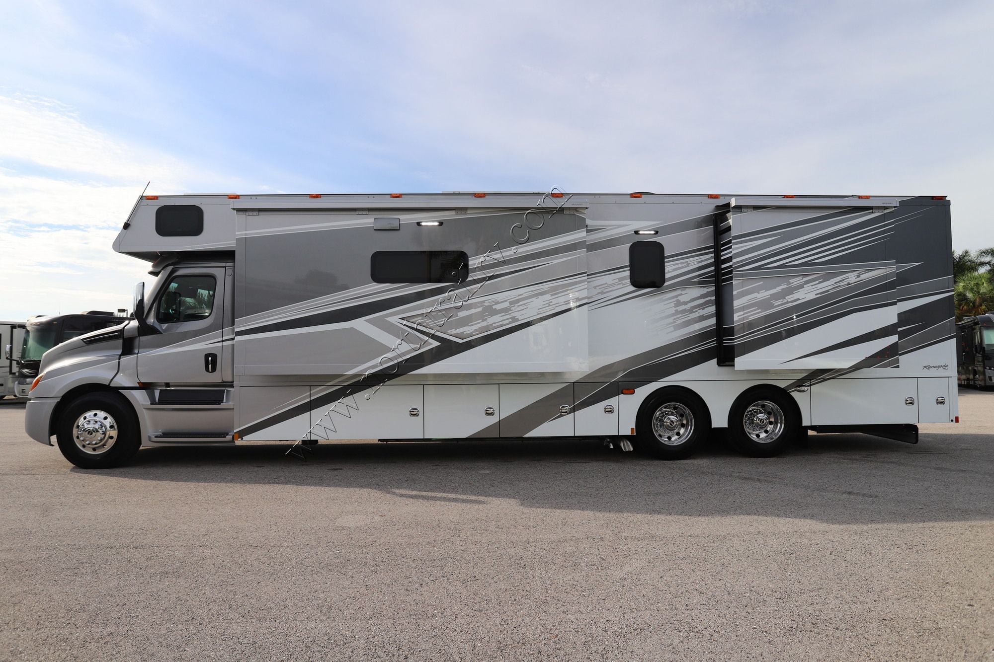 New 2027 Renegade Rv Classic 43CMD Super C  For Sale