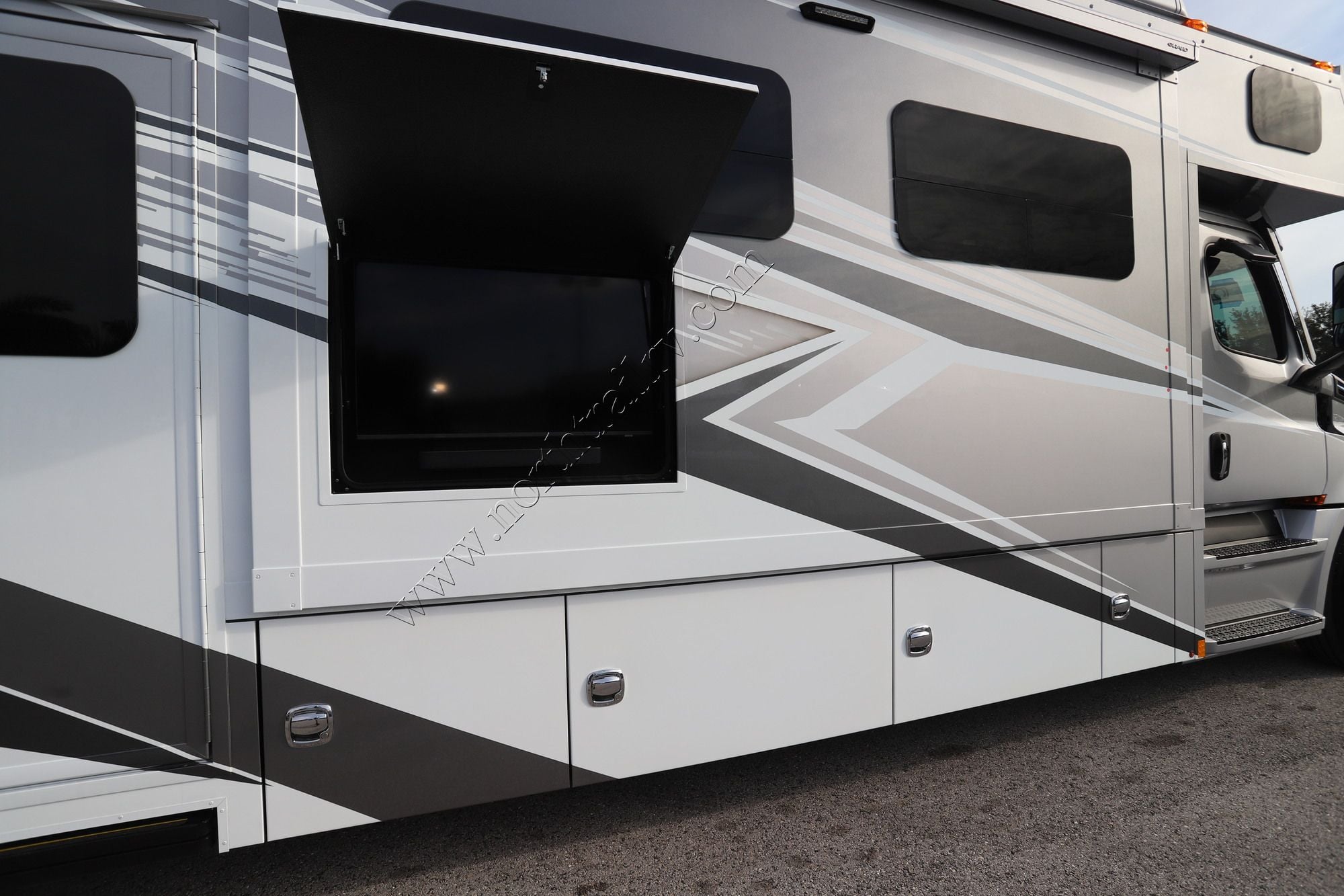 New 2027 Renegade Rv Classic 43CMD Super C  For Sale