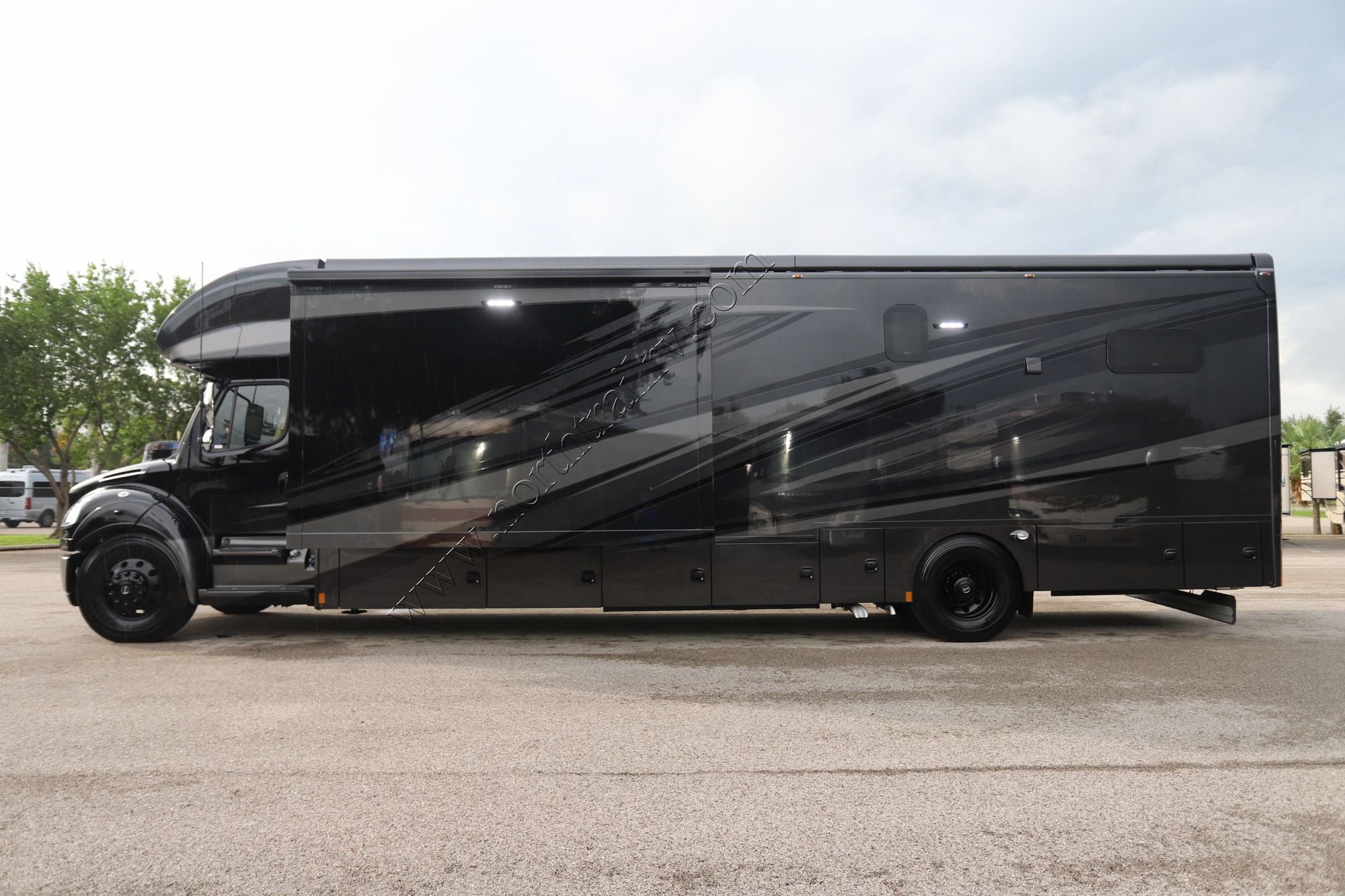 New 2027 Renegade Rv Verona Le 40LBH Super C  For Sale