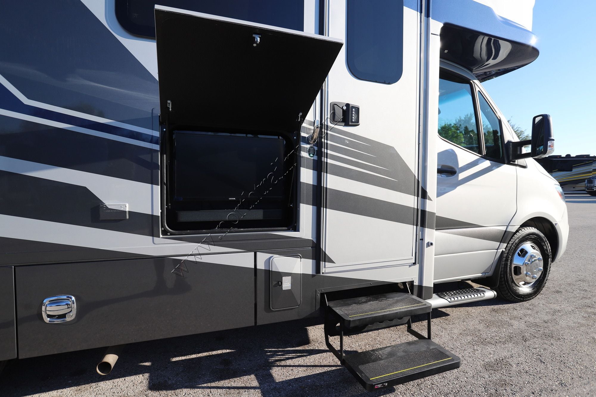 Used 2025 Renegade Rv Vienna 25TBC Class C  For Sale