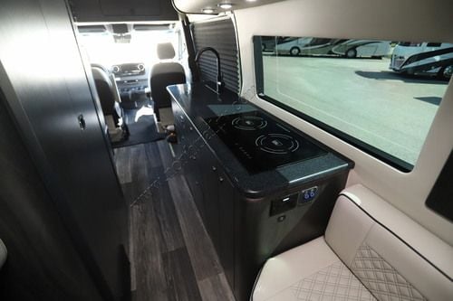 2027 Ogv Luxury Coach V-Tour B5RLA