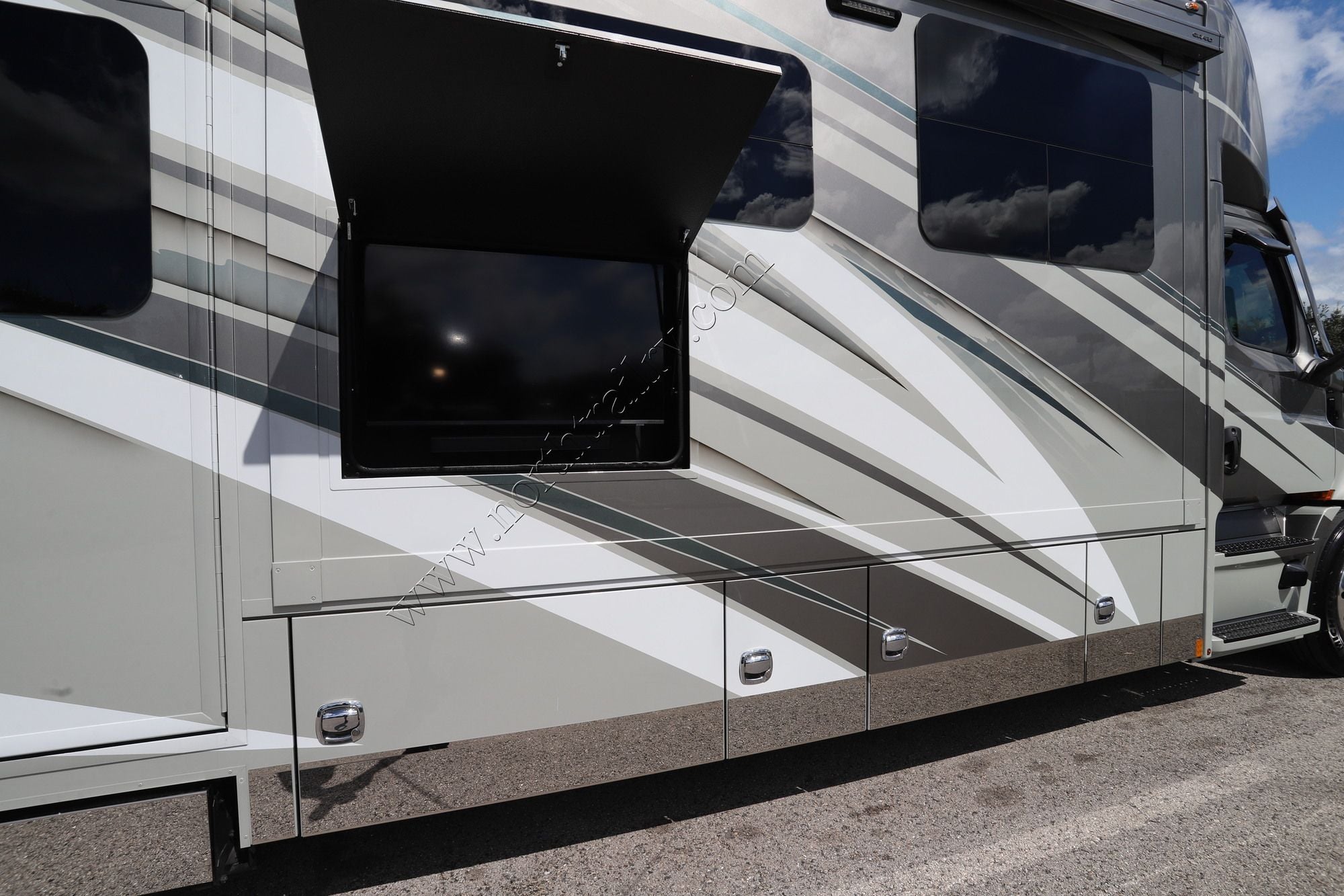 New 2027 Renegade Rv Xl 43DB Super C  For Sale