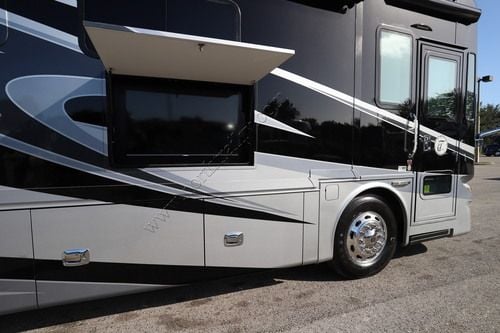 2015 Tiffin Motor Homes Phaeton 42LH