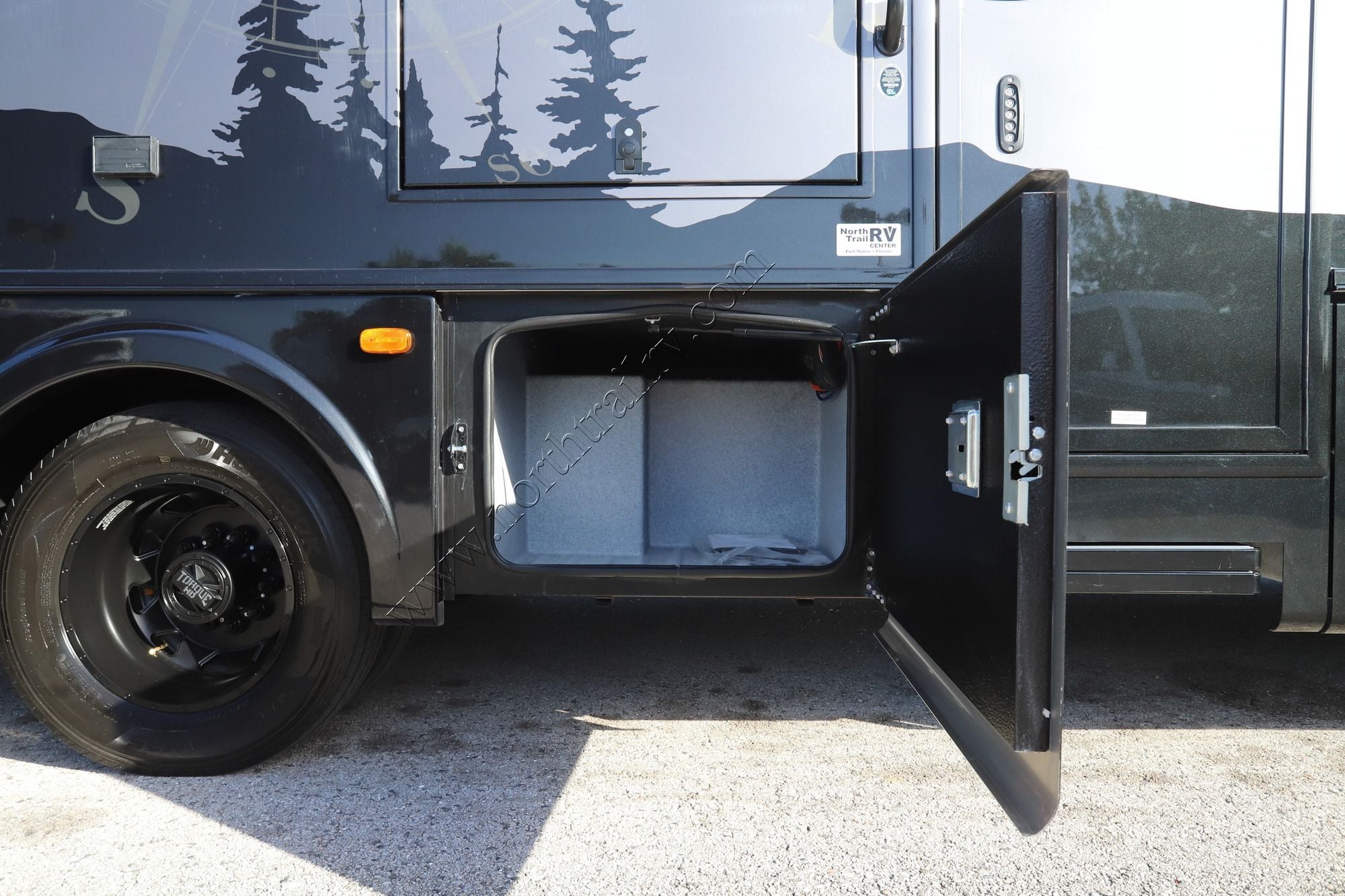 New 2027 Dynamax Isata 6 32KSF4X4 Class C  For Sale