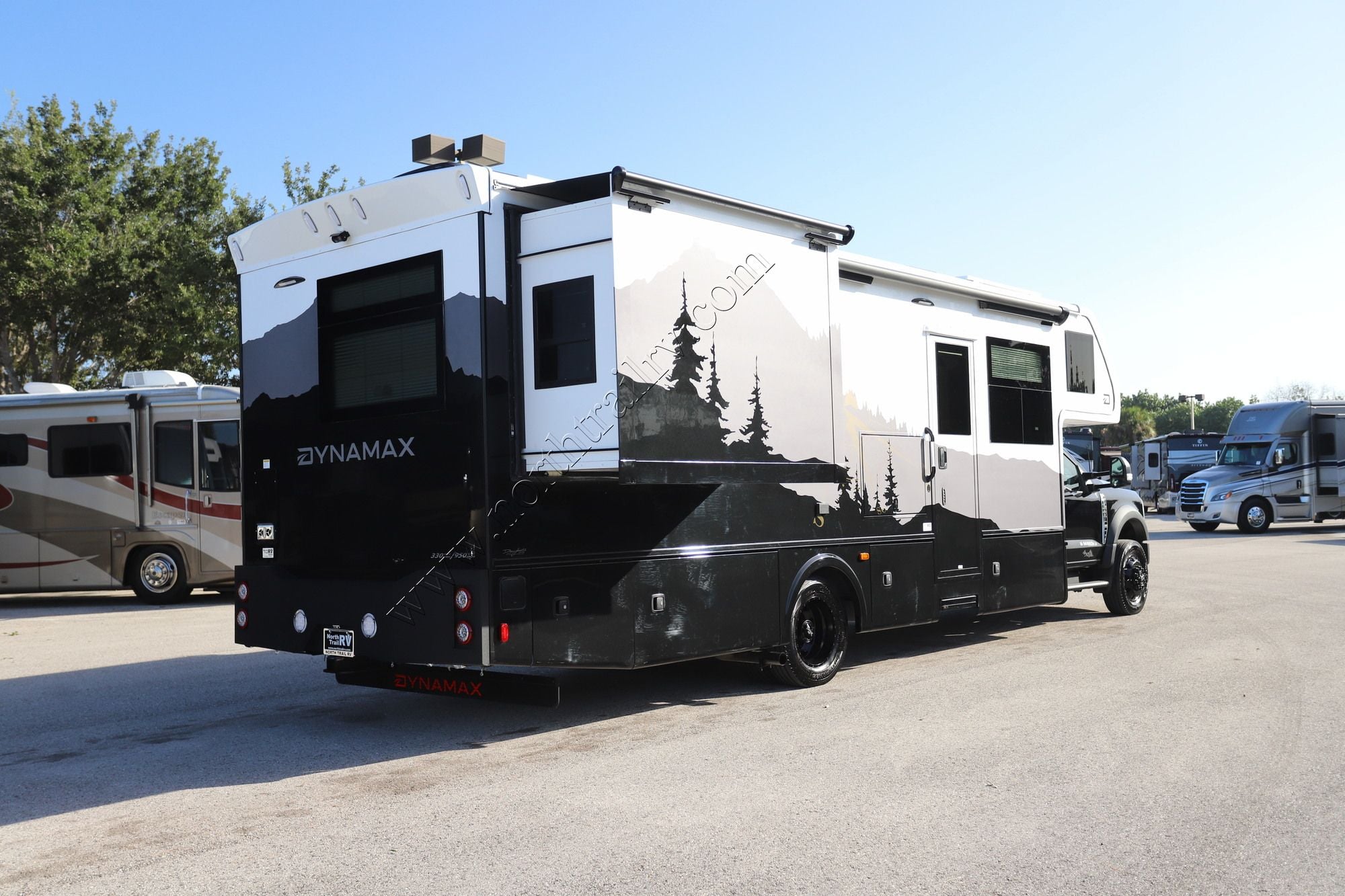 New 2027 Dynamax Isata 6 32KSF4X4 Class C  For Sale