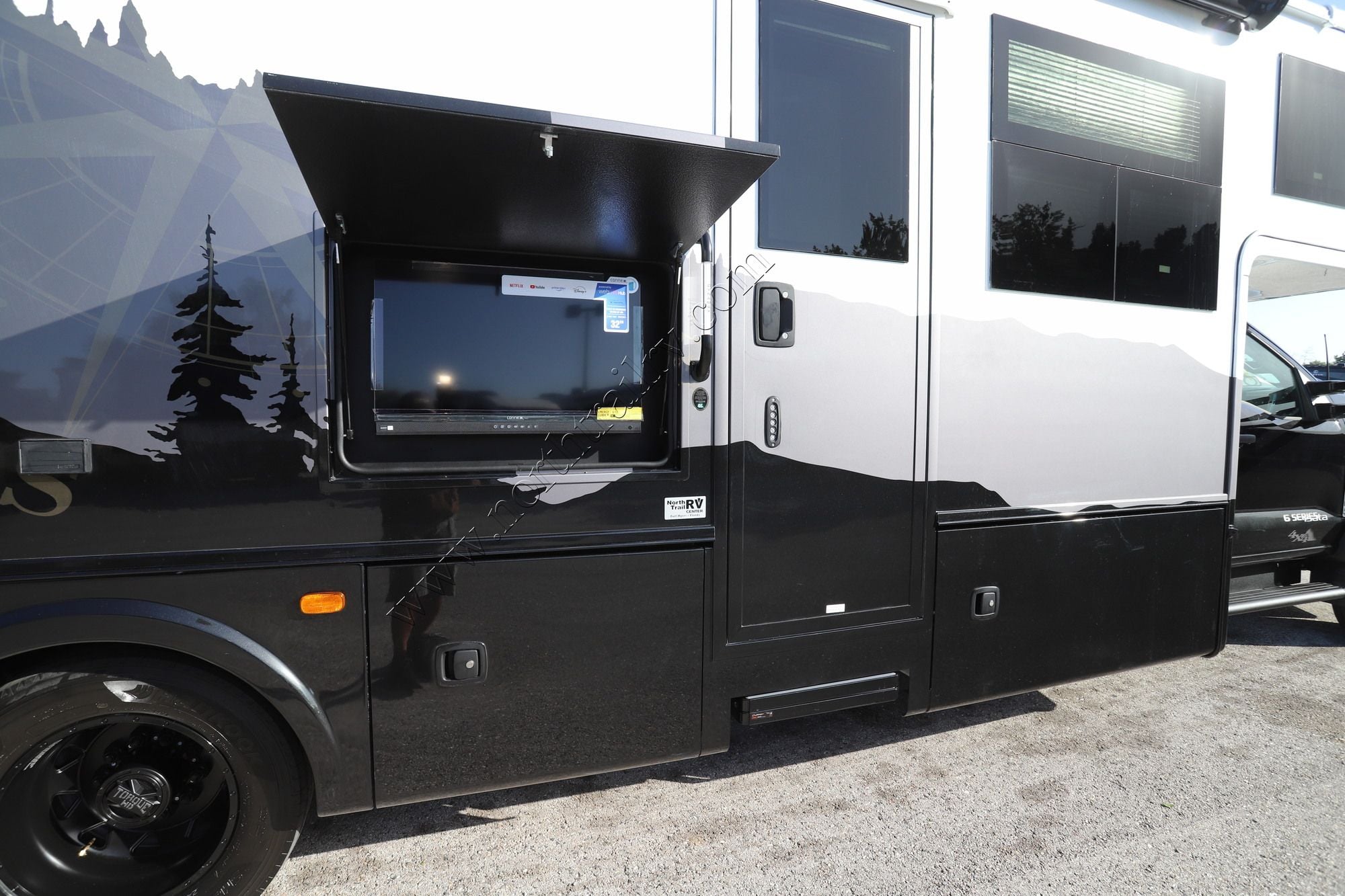 New 2027 Dynamax Isata 6 32KSF4X4 Class C  For Sale
